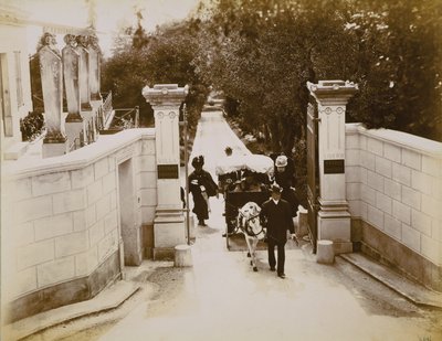 Viktória királynő (1819-1901) a Villa Liserb kapujában, Dél-Franciaországban alkotó: English School