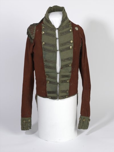 Rövidfarkú Coatee, Light Company tisztek, 2. Bn 69. (Dél-Lincolnshire) Ezred, viselte a waterlooi kampány alatt Henry Anderson hadnagy, 1815 körül (skarlát és zöld szövet aranyozott gombokkal) alkotó: English School