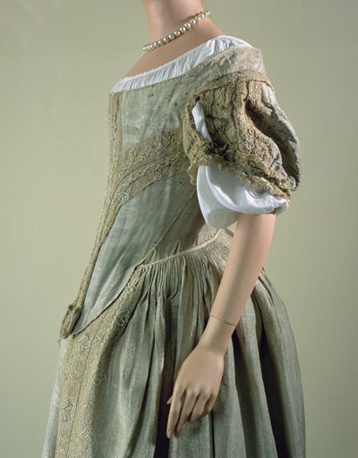 Ezüstszövet ruha, 1660-as évek (selyem, csipke és ezüst fémszál) alkotó: English School