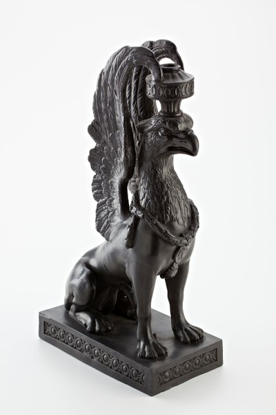 Staffordshire Wedgwood bazaltáru gyertyatartó griff formájában, 1771-80 körül (bazaltáru) alkotó: English School