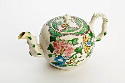 Staffordshire teáskanna krizantém díszítéssel, 1760 (sómázas cserépedény) alkotó: English School