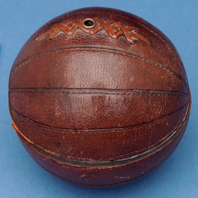 Futball formájú húr adagoló (bőr) alkotó: English School