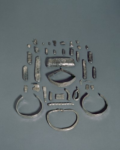 A Cuerdale-kincs, az angolszász és viking kincs, amelyet a Ribble folyó partján találtak Cuerdale Hallnál, Preston közelében, Lancashire-ben, terminális dátum i.sz. 901-5 (ezüst) alkotó: English School