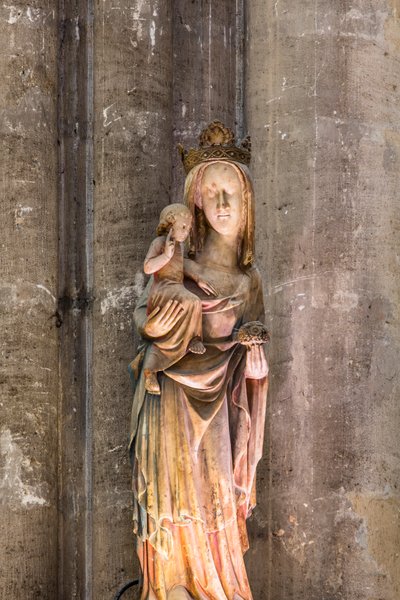 Notre-Dame de la Nef néven ismert Szűzanya és gyermeke.14. század (Alabástrom) alkotó: English School
