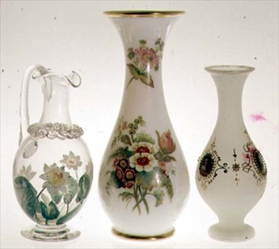 Tavirózsákkal díszített vizeskancsó, kerámiafestékkel, kristály bevonattal, Henry G. Richardson, 19. század közepe; két opálüveg váza Henry G. Richardsontól, 19. század vége; opálüveg váza zománcfestéssel, 19. század vége (üveg) alkotó: English School