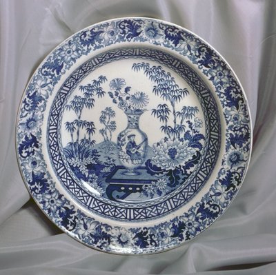 Wedgwood Blue nyomott tányér, kínai váza minta, 1810 körül (kerámia) alkotó: English School