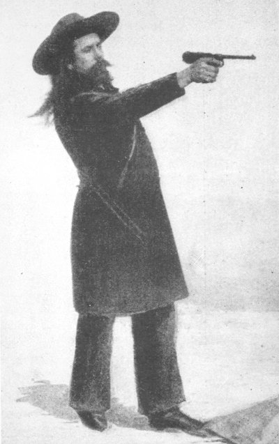 William F. Cody (Buffalo Bill) az új fegyverével alkotó: English School