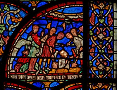 Az s7 ablak egy jelenetet ábrázol egy St Thomas Becket csodaablakból: Gloucesteri Vilmos eltemetve és fedetlenül alkotó: English School