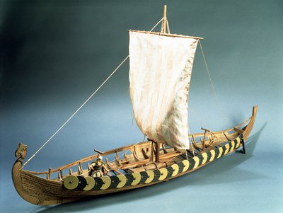 A norvégiai Gokstadban 1880-ban találtak egy viking hajó falonkénti modelljét (fa) alkotó: English School English School