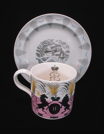 Koronázási bögre és "Utazó" tányér, Wedgwood alkotó: Eric Ravilious