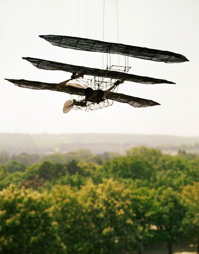 Kétemeletes repülőgép alkotó: Erich Lessing