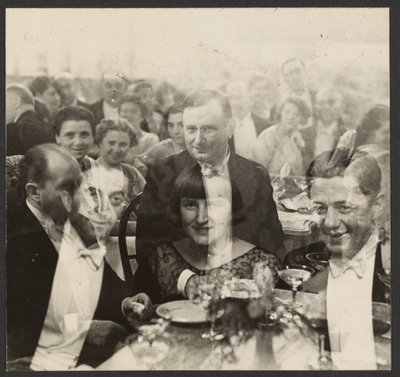 [Dupla expozíció egy csoport emberről egy banketten] alkotó: Erich Salomon