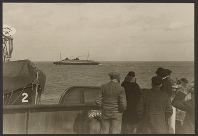[Emberek csoportja egy hajó fedélzetén, amint egy másik hajó elhalad a távolban] alkotó: Erich Salomon