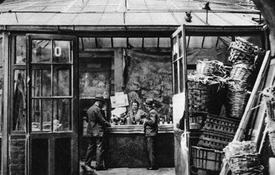 Egy bár a Central Market negyedben, Párizs, 1931. alkotó: Ernest Flammarion