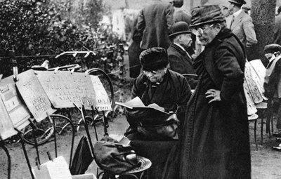 Bélyegárusok a Champs Elysees-n, Párizsban, 1931. alkotó: Ernest Flammarion