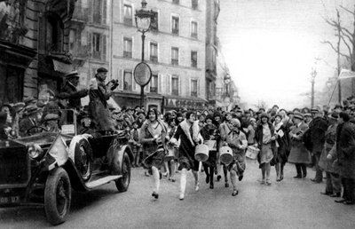 Midinettes sétamérkőzés, Párizs, Szent Katalin napja, 1931. alkotó: Ernest Flammarion