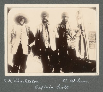 Egy csoportkép Shackletonról, Scott kapitányról és Dr. Wilsonról, amint a Déli-sark elérésére tett kísérletből visszatérnek a Discoveryre. Sir Ernest Henry Shackleton Nemzeti Antarktiszi Expedíció (1901-1903) című albumából. alkotó: Ernest Henry Shackleton