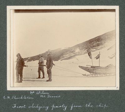 E. H. Shackleton, Dr. Edward Wilson és Hartley Ferrar úr (a geológus) a szánhoz kötve. Sir Ernest Henry Shackleton Nemzeti Antarktiszi Expedíció (1901-1903) című albumából. alkotó: Ernest Henry Shackleton