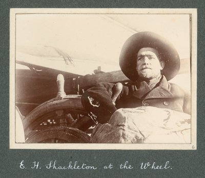 E H Shackleton a Discovery kormányánál állva (1901) Sir Ernest Henry Shackleton Nemzeti Antarktiszi Expedíció (1901-1903) című albumából. alkotó: Ernest Henry Shackleton