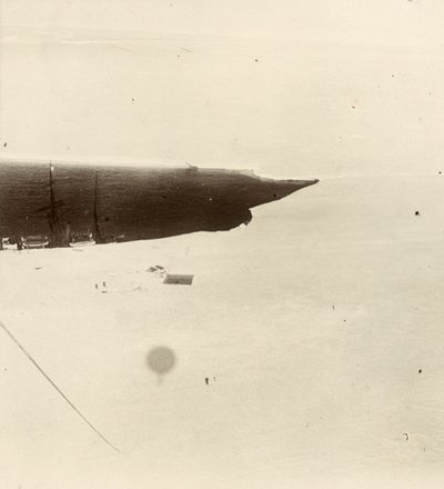 A ballonból lenézve a fennsíkra. Sir Ernest Henry Shackleton Nemzeti Antarktiszi Expedíció (1901-1903) című albumából. alkotó: Ernest Henry Shackleton