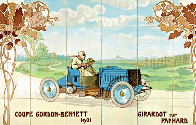 Girardot egy Panhard autóval az 1901-es Gordon Bennet Kupán: a párizsi Gilardoni Fils et Cie által gyártott kerámiacsempe, Ernest Montaut (1878-1909) rajza után. alkotó: Ernest Montaut