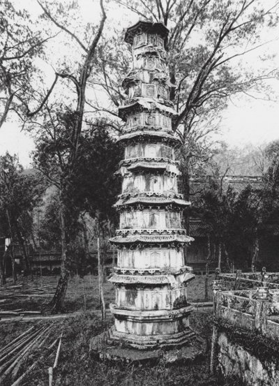 Hangchoufu, Sihu, Yun lin sze, Chekiang, Pagoda a Felhőliget kolostorban a Nyugati-tónál, Hangchou közelében (fekete-fehér fénykép) alkotó: Ernst Boerschmann