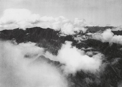 Hua shan, Pai yun, Shensi, Fehér felhők a Szent Hegy csúcsa körül (fekete-fehér fotó) alkotó: Ernst Boerschmann