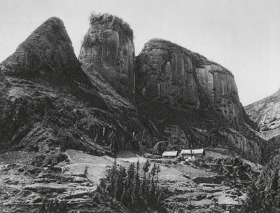 Ichangfu, Pi kia shan, Hupei, Az ecsettartó hegy a Sárkánykirály barlangtemplomával szemben (fekete-fehér fotó) alkotó: Ernst Boerschmann
