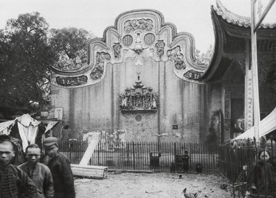 Kuangchou, Kuangtung, Az orvostudomány istenének temploma, utcára néző nyeregtető (fekete-fehér fotó) alkotó: Ernst Boerschmann