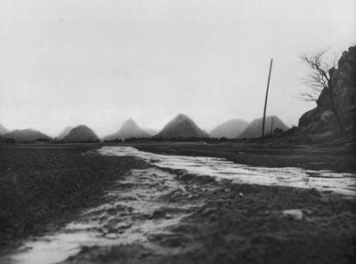 Kuangsi, Kúphegység a Kueilinfutól északra (fekete-fehér fotó) alkotó: Ernst Boerschmann