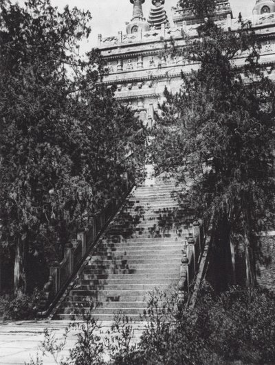 Peking, Si shan, Pi yun sze, Chihli, Nyugati hegyek Peking közelében, Lépcsősor a Márvány Pagodához (fekete-fehér fotó) alkotó: Ernst Boerschmann