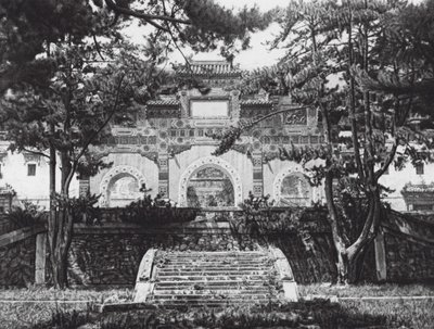 Peking, Si shan, Tsing i yuan, Chihli, Színes mázas kapu a Peking melletti nyugati hegyekben (fekete-fehér fotó) alkotó: Ernst Boerschmann