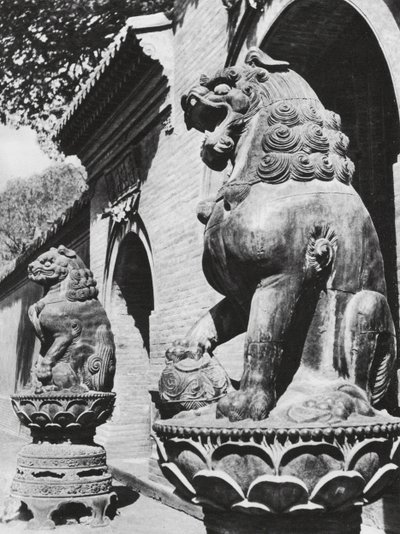 Taiyuanfu, Ta pei sze, Shansi, Bronz oroszlánok a templom bejáratánál (fekete-fehér fénykép) alkotó: Ernst Boerschmann