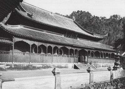 Tien tung sze, Chekiang, A Mennyei Fiú kolostor főterme Ningpo közelében (fekete-fehér fotó) alkotó: Ernst Boerschmann