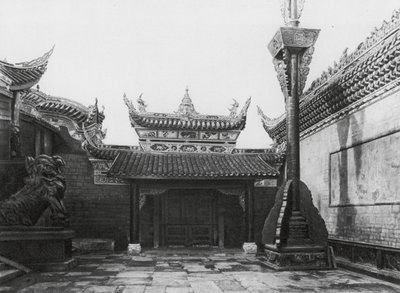 Tzeliutsing, Shansi hui kuan, Szecsuán, Belső udvar oldalsó bejárattal és zászlórúddal a Shansi Klubban (fekete-fehér fotó) alkotó: Ernst Boerschmann