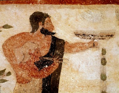 Egy szakállas férfi csészét mutat, mellette egy zenész (Kr.e. 530 freskó részlete) alkotó: Etruscan