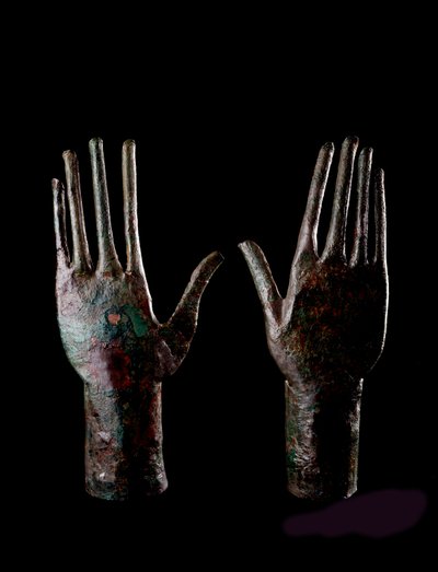 Etruszk művészet: két kéz - Bronz szobrocskák - Kr.e. 680-670 Dim H 23,5 cm Carro di bronzo, Vulci sírjából alkotó: Etruscan