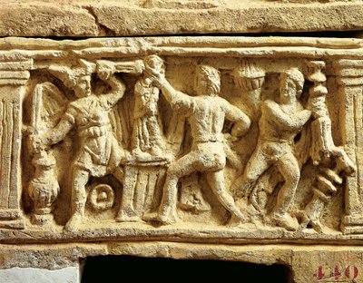 Etruszk civilizáció, tufa urna gallok templomait kifosztó jeleneteivel alkotó: Etruscan