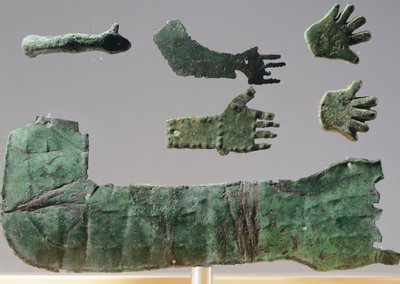 Ex-voto bronzlemezben, amely a felső végtagokat ábrázolja. Leletek a Reithia Este (Velence) szentély tárgyaiból. Az etruszk civilizáció, Kr. e. 5-4. alkotó: Etruscan