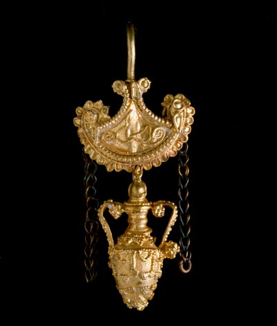 Etruszk művészet: arany fülbevaló. Kr.e. 3. század. Cerveteritől. Homályos. 3,4 cm Róma, Museo di Villa Giulia alkotó: Etruscan Etruscan