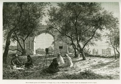 Bab-er-Roumia (Bab er Roumia), a keresztény asszony kapuja, római romok Douggában, utazók és vezetőik piknikje, kamera körül. Eugene Girardet metszet, R. Cagnat és H. Saladin Voyage en Tunisie című történetének illusztrálására, egy boltív töltetei alkotó: Eugene Alexis Girardet