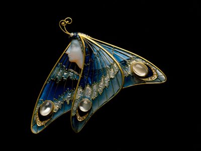 Szecesszió: arany bross, áttetsző zománc, opál, holdkő és gyémánt, pillangó nő alakban. Atelier Eugene Feuillatre (1870-1916). 1900 Parma, magángyűjtemény - szecesszió: arany, áttetsző zománc, opál, holdkő és gyémánt, pillangókő. alkotó: Eugene Feuillatre