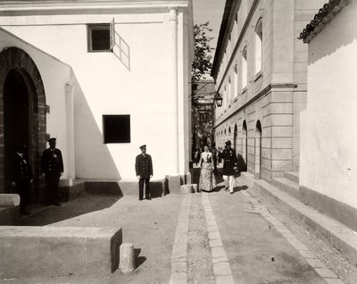 Egyenruhás férfiak egy elegánsan öltözött nőt kísérve a szicíliai Lo Zucco farm temploma felé, 1900 alkotó: Eugenio Interguglielmi