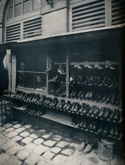 Régi cipők, c1877--1927, 1929 alkotó: Eugène Atget