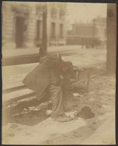 [Ülő csavargó] alkotó: Eugène Atget