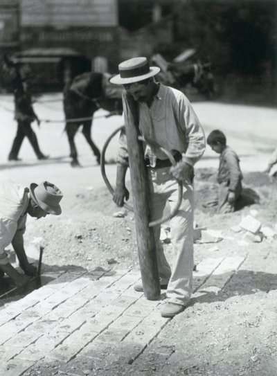 Street Paver, 1910 (zselatin ezüst nyomat) alkotó: Eugène Atget