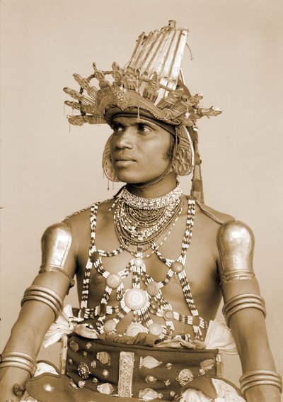 Egy Srí Lanka-i táncos portréja dombornyomott ezüstsisakkal, 1890 körül alkotó: Eugène Trutat