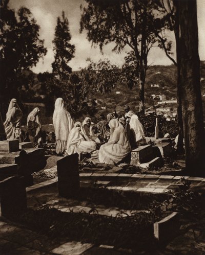 Algír, arab nők a temetőben (fekete-fehér fotó) alkotó: European Photographer