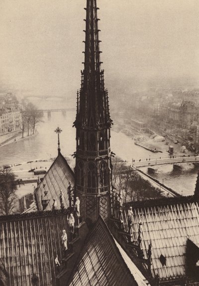 Párizs: A Notre-Dame tornya a tornyok felől nézve (fekete-fehér fotó): La fleche de Notre-Dame vue des tours. alkotó: European Photographer