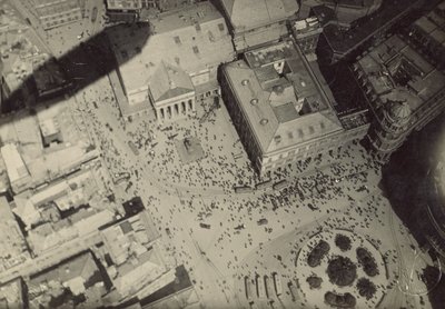 [Városkép léghajó árnyékával] alkotó: Fedele Azari